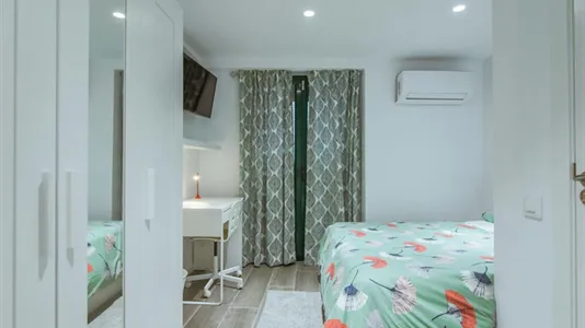 Rooms in Barcelona Ciutat Vella - photo 2