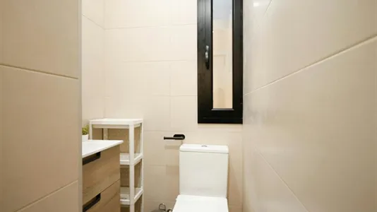 Rooms in Barcelona Ciutat Vella - photo 8