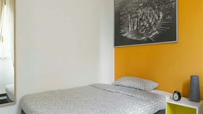 Room for rent in Milano Zona 6 - Barona, Lorenteggio, Milan
