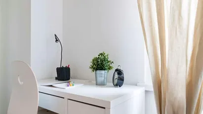 Room for rent in Milano Zona 8 - Fiera, Gallaratese, Quarto Oggiaro, Milan