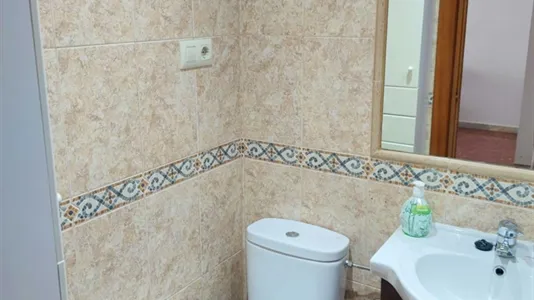 Rooms in Almería - photo 4