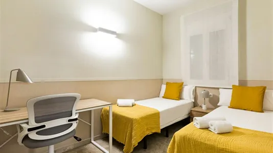 Rooms in Barcelona Ciutat Vella - photo 6