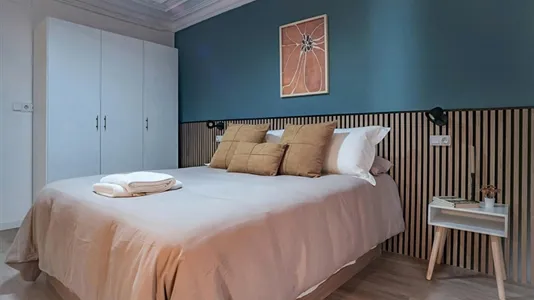Rooms in Barcelona Ciutat Vella - photo 8
