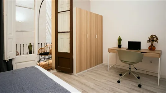 Rooms in Barcelona Eixample - photo 2