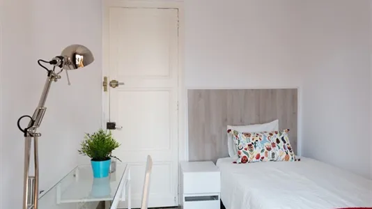 Rooms in Barcelona Ciutat Vella - photo 10