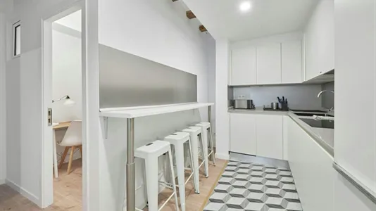 Rooms in Barcelona Ciutat Vella - photo 9