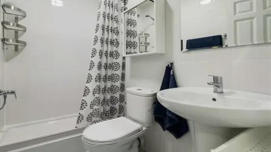 Rooms in Barcelona Ciutat Vella - photo 9