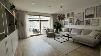 Ljus och välplanerad radhus med 4 rok i barnvänligt område i Österskär! Stora fönster och privat uteplats nära havet.