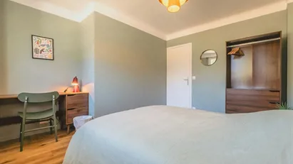 Room for rent in L'Haÿ-les-Roses, Île-de-France