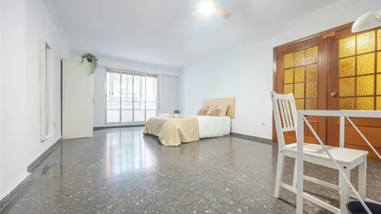 Rooms in Valencia Extramurs - photo 1