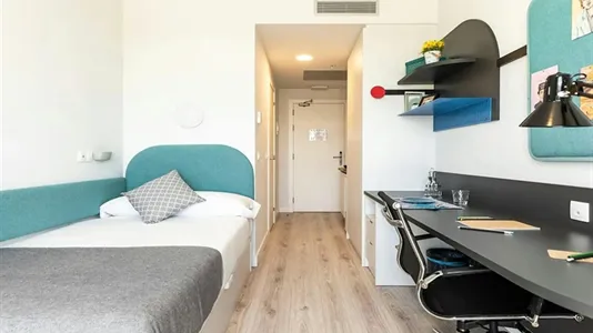 Rooms in Barcelona Sants-Montjuïc - photo 3