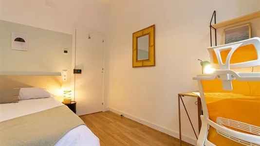 Rooms in Barcelona Ciutat Vella - photo 5