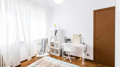 Room for rent in Milano Zona 6 - Barona, Lorenteggio, Milan