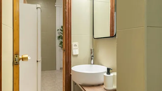 Rooms in Barcelona Ciutat Vella - photo 9