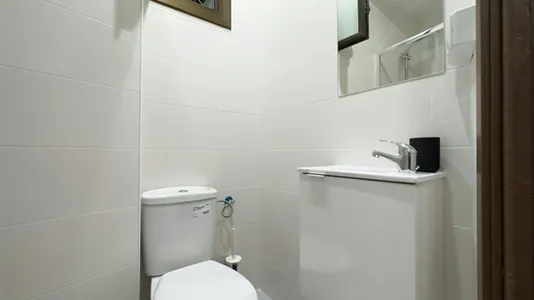 Rooms in Barcelona Ciutat Vella - photo 9