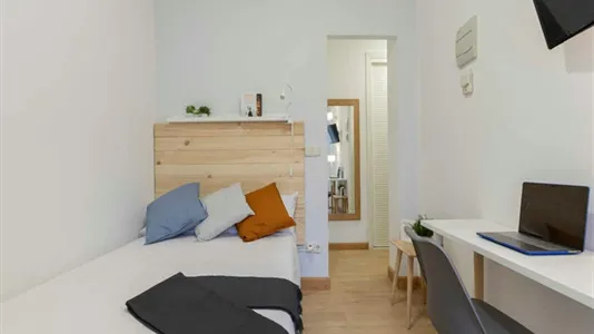 Rooms in Madrid Centro - photo 9