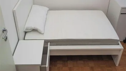 Room for rent in Milano Zona 6 - Barona, Lorenteggio, Milan