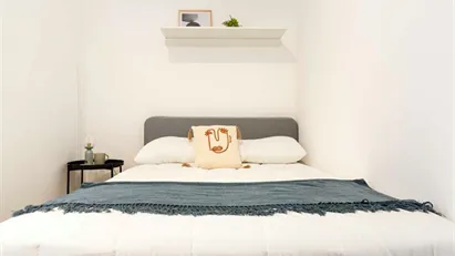 Room for rent in Milano Zona 6 - Barona, Lorenteggio, Milan