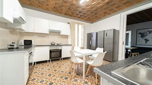 Rooms in Barcelona Ciutat Vella - photo 9