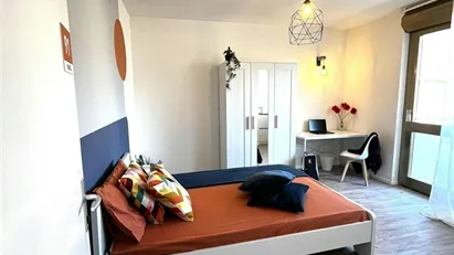 Room for rent in Milano Zona 8 - Fiera, Gallaratese, Quarto Oggiaro, Milan