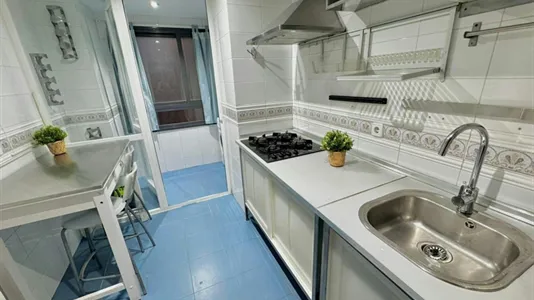 Rooms in El Encinar de los Reyes - photo 5