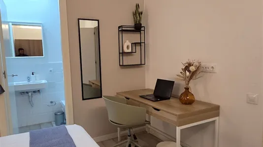 Rooms in Barcelona Eixample - photo 2