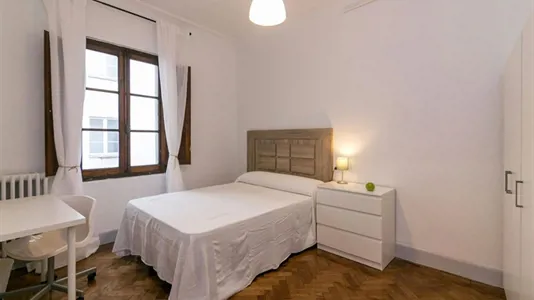 Rooms in Oviedo - photo 3