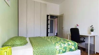 Room for rent in Milano Zona 8 - Fiera, Gallaratese, Quarto Oggiaro, Milan
