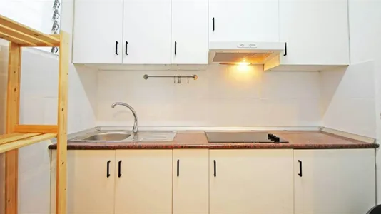 Rooms in Barcelona Ciutat Vella - photo 8