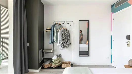 Rooms in Barcelona Ciutat Vella - photo 3