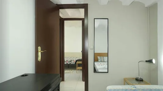 Rooms in Barcelona Ciutat Vella - photo 9