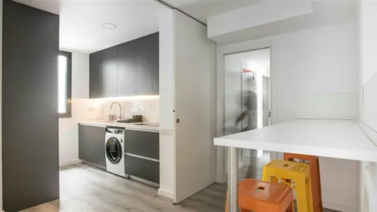 Rooms in Barcelona Ciutat Vella - photo 8