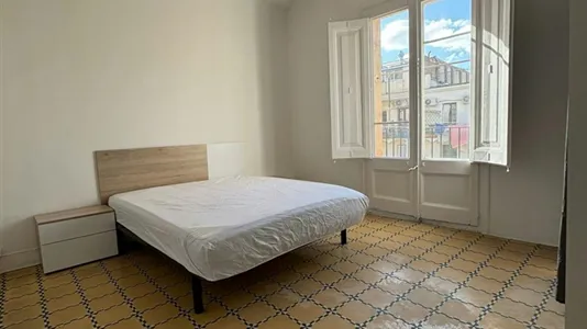 Rooms in Barcelona Ciutat Vella - photo 9