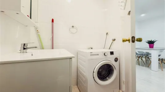 Rooms in Barcelona Ciutat Vella - photo 8