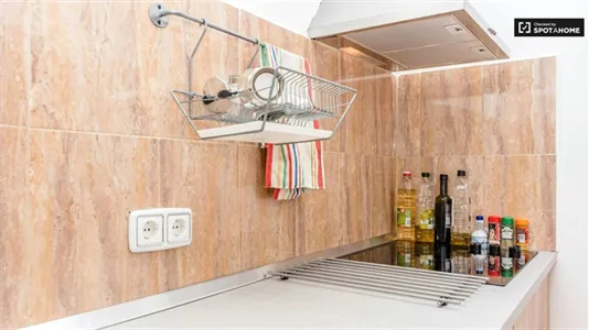 Rooms in Barcelona Ciutat Vella - photo 9