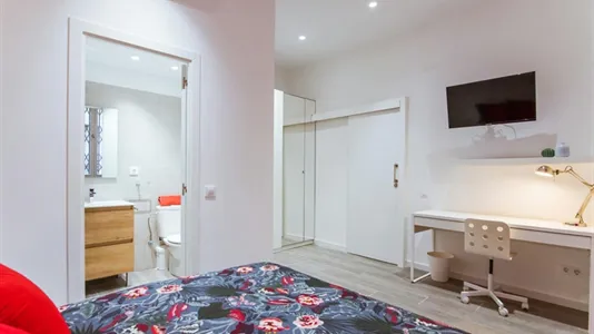 Rooms in Barcelona Ciutat Vella - photo 2