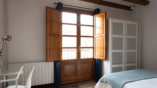 Rooms in Barcelona Ciutat Vella - photo 9