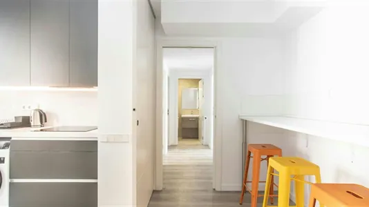 Rooms in Barcelona Ciutat Vella - photo 8