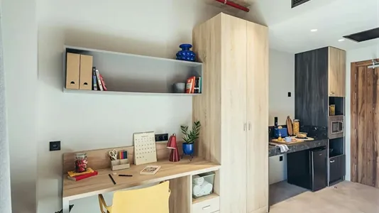 Rooms in Cornellà de Llobregat - photo 3