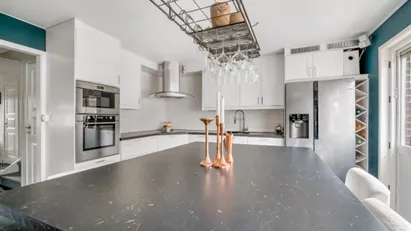 Ljus och välplanerad radhus med fem rum i omtyckta Täby Kyrkby! Nära till service, grönområden och goda kommunikationer.