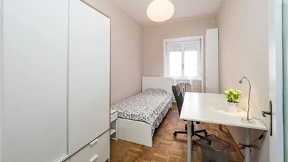Room for rent in Milano Zona 6 - Barona, Lorenteggio, Milan