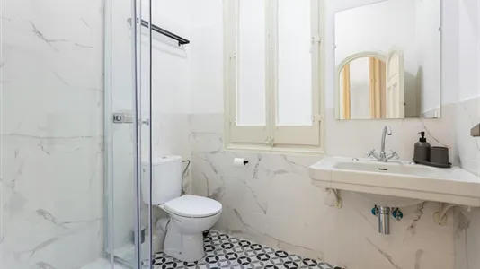 Rooms in Barcelona Ciutat Vella - photo 9
