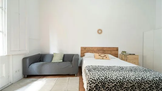 Rooms in Barcelona Ciutat Vella - photo 4