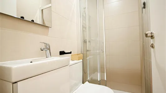 Rooms in Barcelona Ciutat Vella - photo 10