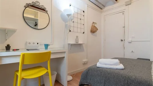 Rooms in Barcelona Ciutat Vella - photo 2