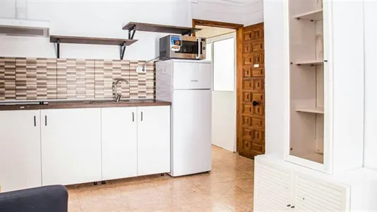 Rooms in Barcelona Ciutat Vella - photo 7