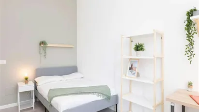 Room for rent in Milano Zona 6 - Barona, Lorenteggio, Milan