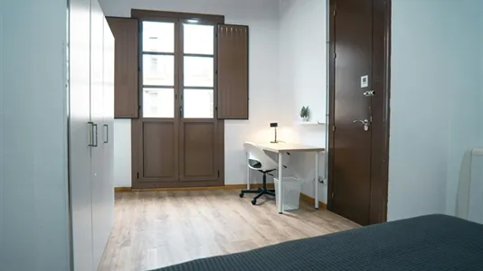 Rooms in Barcelona Ciutat Vella - photo 4