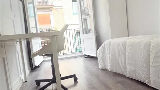 Rooms in Barcelona Ciutat Vella - photo 5