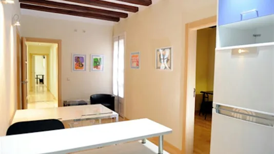 Rooms in Barcelona Ciutat Vella - photo 8